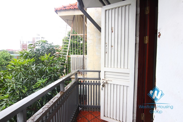 Unfurnished 4 bedrooms house with garage for rent in Xuan Dieu st, Tay Ho area.